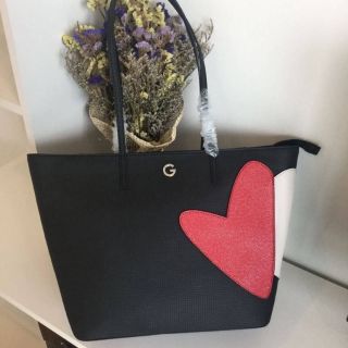 G BY GUESS KELTON HEART TOTE BAG กระเป๋าถือทรง Tote วัสดุ PU