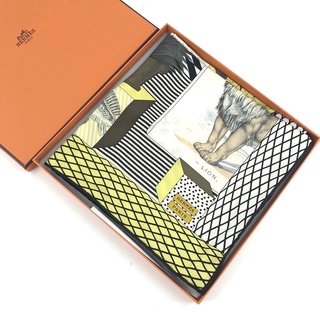 ผ้าพันคอผู้หญิงผ้าไหม Grand Theatre Nouveau Silk Scarf ขนาด 90x90 ซม. แบรนด์ Hermes