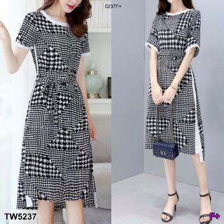 &lt;TW5237&gt;Dress เดรสลายกราฟฟิก เดรสคอกลม ลายกราฟฟิก แขนสั้น ผ่าด้านข้าง และมีเชือกผูกโบว์ ทรงหน้าสั้นหลังยาว