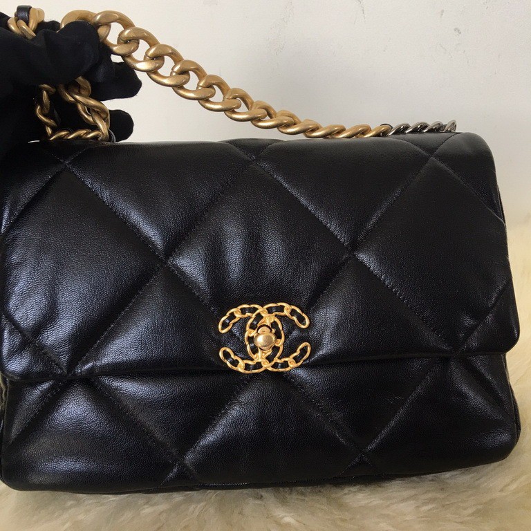 CO210804217 Chanel / 19 Flap Bag Goat GHW