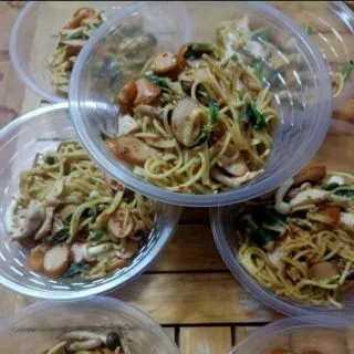 ชามพลาสติกใส(ไม่มีฝา) ขนาดใส่ก๋วยเตี๊ยว ใช้ครั้งเดียว สะดวก สามารถพกพาไปใช้ตอนเดินทางได้ แพคละ50ใบ