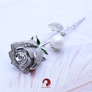 Miss Earring เข็มกลัด Pin เข็มกลัดกุหลาบวินเทอร์โรส Winter rose เพชรฝัง แต่งมุกสีขาว ทรง 3 มิติ สวย หรู คุณภาพสูง