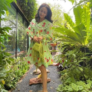 เดรสลายดอกไม้สีเขียว สีสวยน่ารักดูสดใสมาก คอปกบัวแต่งลูกไม้เพิ่มความคิ้วส์