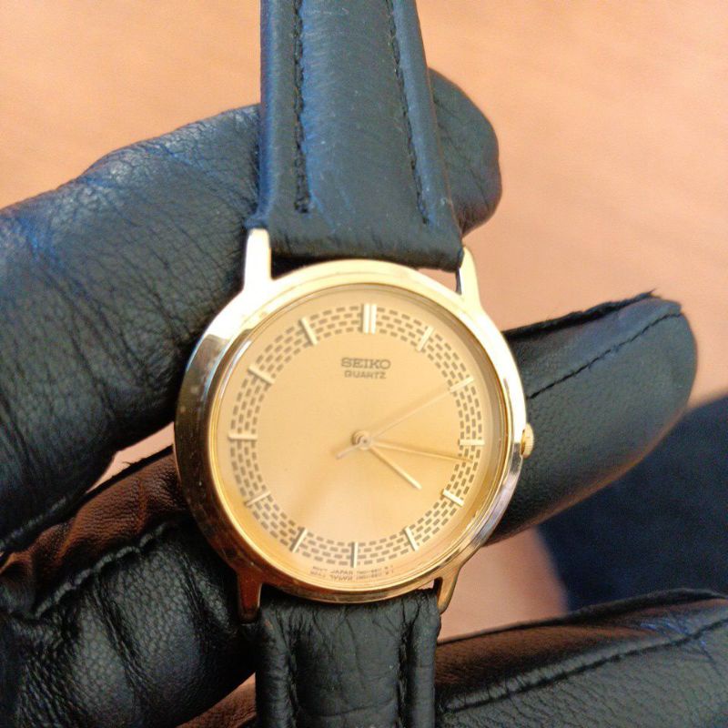 นาฬิกาแบรนด์เนม seiko หน้าปัดสีทองตัวเรือนสีทอง สายหนังสีดำของแท้มือสองสภาพสวย