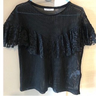 เสื้อยืด สีดำ Zara แท้ จากช๊อป sizeM ผ้าสวย ระบายหน้าอก  ไม่เคยใส่  ผ้ายืดมาก รอบอก 32-38” ราคา 290 บาท