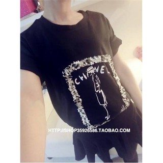 เสื้อแฟชั่น คอกลม แขนสั้น ลายแฟชั่นแต่งด้วยพู่ สีดำ