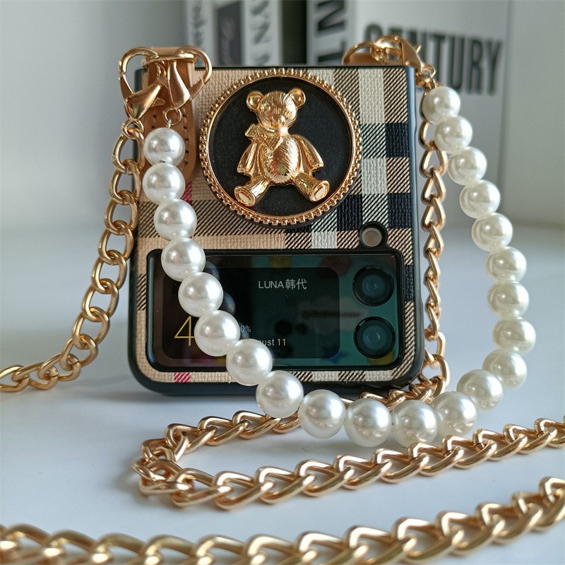 Samsung Galaxy Z Flip 8 7 FE 6 5 4 3 5G Flip6 Flip7 zflip8 แฟชั่น DIY น่ารักหมี Stand Holder Pearl Hand Chain Crossbody ยาวโลหะตารางทอง PU หนังเคสโทรศัพท์