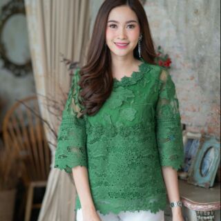 เสื้อคอกลม อก 36/38/40/42 แขนบาน 4 ส่วน  เนื้อผ้าลินิผสม CoTToN แต่งด้านหน้าลูกไม้คอตตอน และมุ้งใยบวบงานเกรดพรีเมี่ยม