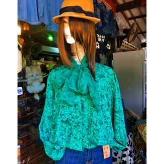 เสื้อลายกราฟฟิก วินเทจสีเขียวใบไม้ คอแบบมีโบว์ผูกเก๋ๆ แขนยาว
