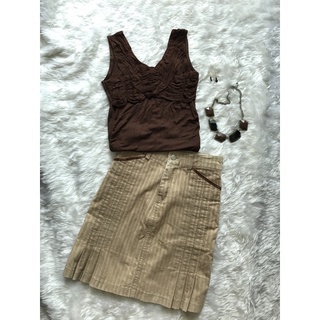 เสื้อดีเทลสวย + กระโปรงทรงสอบผ้าลูกฟูกสีทอง size S