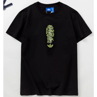Original Adidas Shamrocks new graffiti earth พิมพ์เสื้อยืดหลวมแขนสั้นสำหรับผู้ชายแฟชั่นกราฟิกเสื้อยืดคอกลมแขนสั้นผู้ชาย