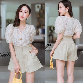 Code no:201118-Paperdoll เซ็ต 2 ชิ้น เสื้อลูกไม้ฟูๆ สีครีม เสื้อทรงพอดีตัว แมทมาพร้อมกางเกงขาสั้นผ้าลินิน
