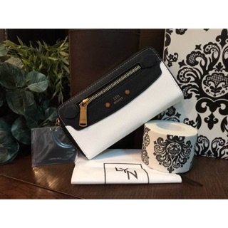LYN Long Wallet กระเป๋าสตางค์ใบยาวซิปทีทูโทนวัสดุหนัง Saffiano