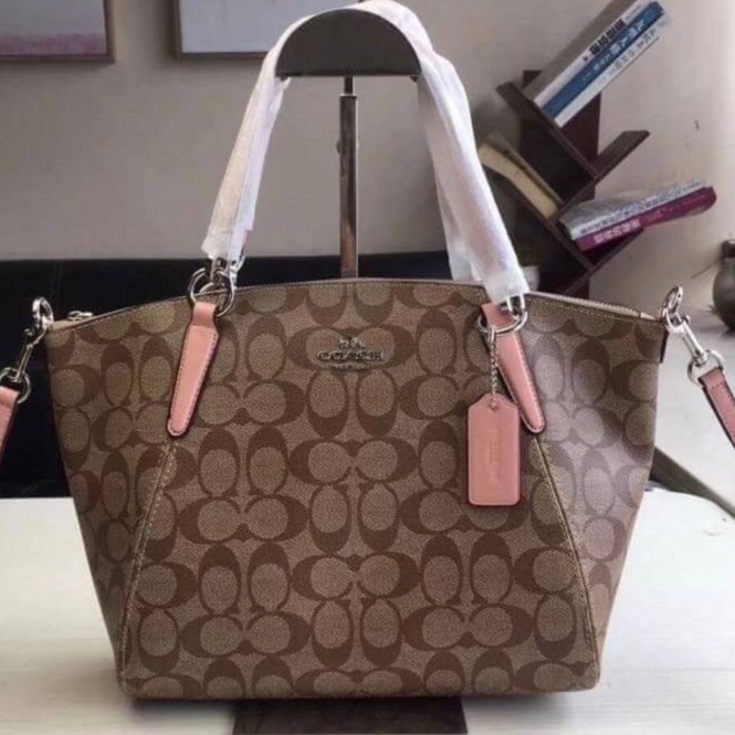 💰ผ่อนได้ 👜Coach Kelsey กระเป๋าสะพายทรงพัด 13"