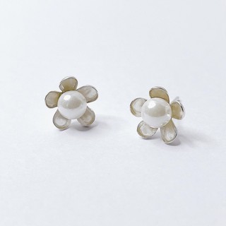 vela.cheeva : *silver925 / pearl flower earring ต่างหูเงินแท้ ดอกไม้ประดับมุก