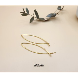 Little Me Jewelry , ต่างหูเงินดีไซน์คล้องหูแบบเรียบ สีทอง Minimal twist earring - Gold plated on silver925