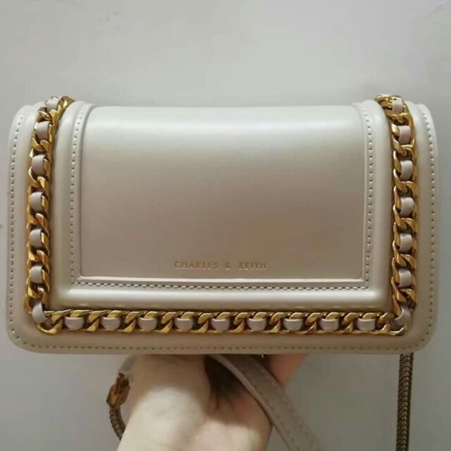 Used charles & keith แท้ หน้าโซ่ สีครีม