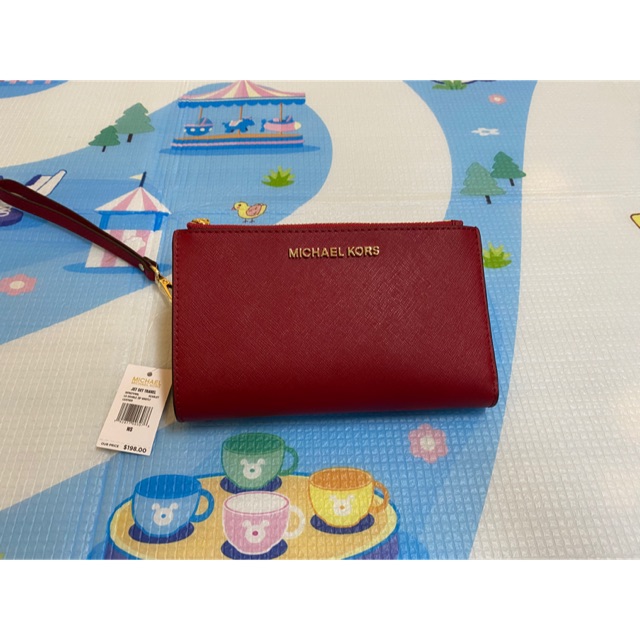 กระเป๋าสตางค์ใบกลาง มีสายคล้องมือ ใส่โทรศัพท์ได้ แบรนด์ MK  สีแดง สวย ใหม่ แท้ 100%