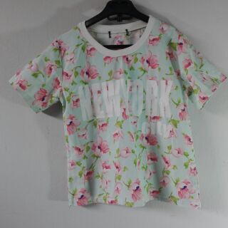 เสื้อครอปสีฟ้าลายดอกไม้ สวยมากเลยค่ะ ส่งต่อ  60 บาท