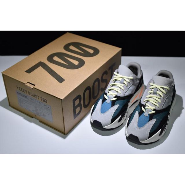 รองเท้า Yeezy Boost 700