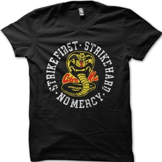 เสื้อยืด พิมพ์ลาย Cobra Kai Karate Strike First Strike Hard no mercy สไตล์คลาสสิก ไม่ซ้ําใคร สําหรับผู้ชาย 9128 829180Si