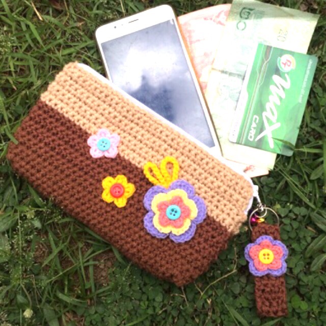 กระเป๋าไหมพรมใส่โทรศัพท์ ใส่เงิน ใส่ของ งานฝีมือ(Handmade)ค่ะ
