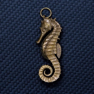 [Handmade] Hippocampus Pendant พวงกุญแจ/สร้อยคอ ม้าน้ำ 4.6ซม [ทองเหลือง]