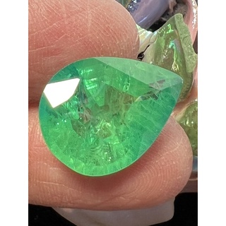 18 carats corundum synthetic green emerald 9.50x15mm