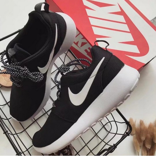 Roshe NIKE 100% แท้ Run ขาวดำ 50% ชายและหญิง ning Shoes ส่วนลด One/Three Sports รองเท้าวิ่ง