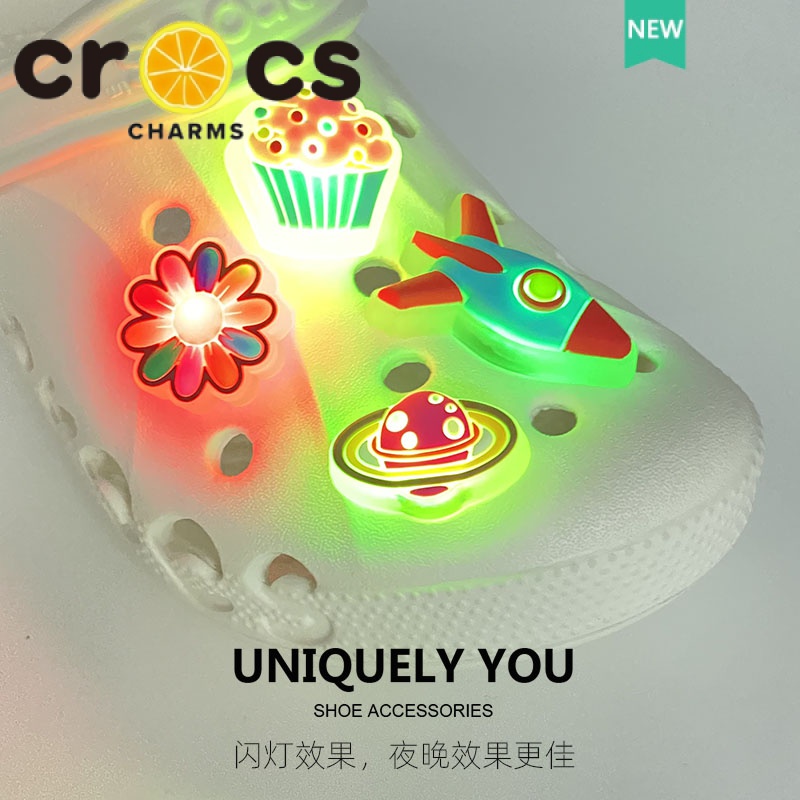Crocs jibbitz จี้ไฟกระพริบ LED รูปการ์ตูน 3D อุปกรณ์เสริม สําหรับตกแต่งรองเท้า