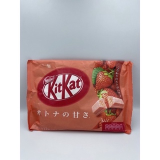 KitKat ขนมญี่ปุ่นยอดนิยม รส สตอเบอรี่ 1 ห่อมี 12 ชิ้น