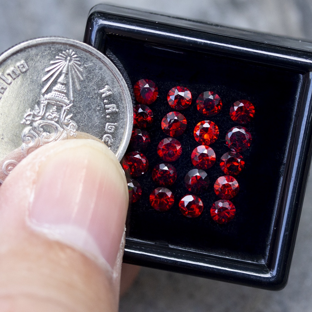 พลอยโกเมนจันทบุรี (Garnet) น้ำหนัก 2.83 กะรัต เนื้อใสสะอาดไม่มีตำหนิ ไฟเต็มเม็ดระยิบระยับ เป็นพลอยดิบ พลอยแท้จากบ่อจังหว