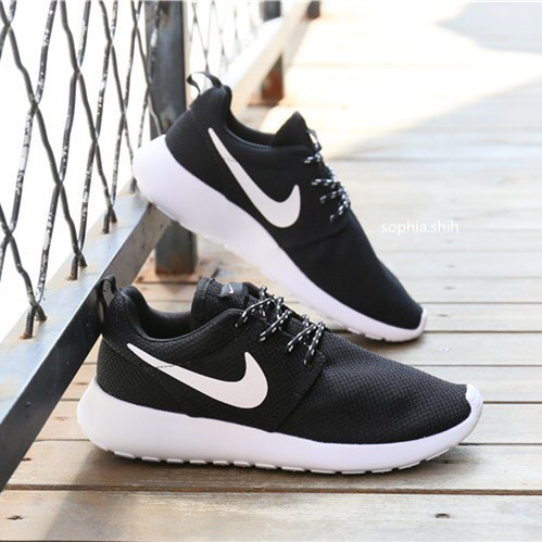 roshe run black white