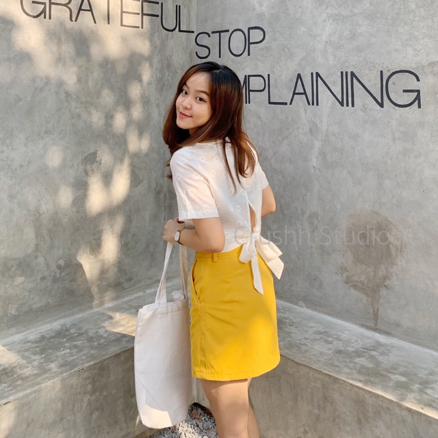 A01/V01 - เสื้อเชิ้ตดอกเบญจมาศ / กระโปรงสีเหลือง