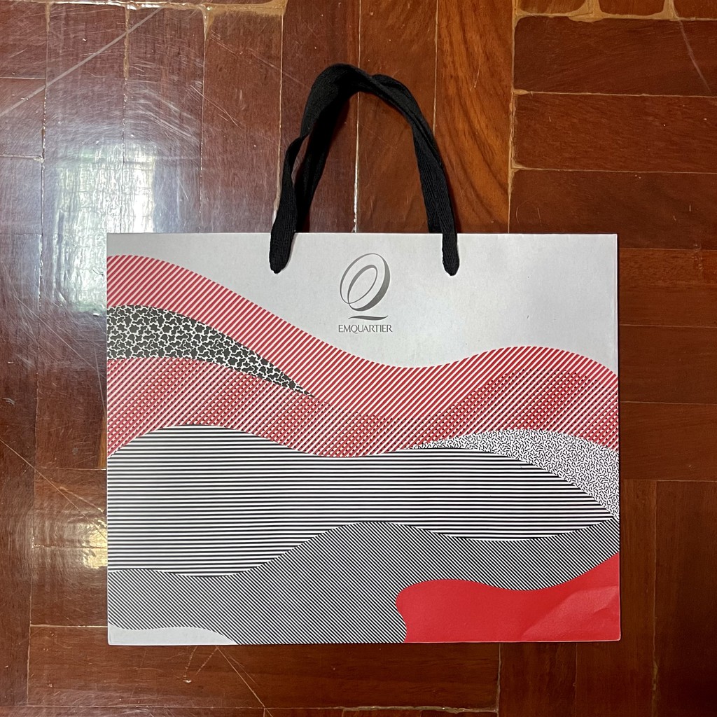 ถุงกระดาษ ห้างสรรพสินค้า Emquartier ของแท้ พร้อมส่ง  (กว้าง 32 cm, สูง 25 cm และลึก 12.5 cm)