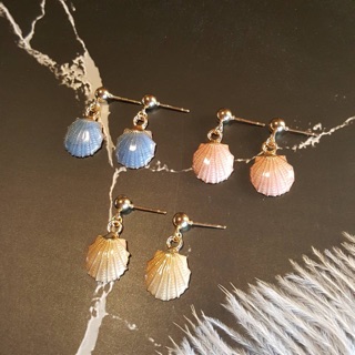 Pendant Earrings :: Shell