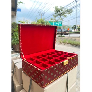 กล่องกำมะหยี่ 3 ชั้น ผ้าไหมลายไทย ขนาด 22x32x11 cm. 54 ช่อง ขนาดช่อง 4x5.5 cm. โทนสีเเดงเลือดหมู เพิ่มทรัพย์กล่องพระ