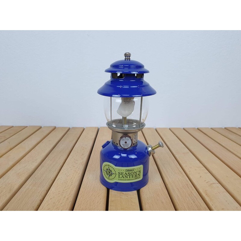 📌 Coleman Season’s Lantern mini 2013 LED 1/2 📌ใส่ถ่านaaa2ก้อน โป๊ะแก้ว ตัวถังเหล็ก สูบดึงได้