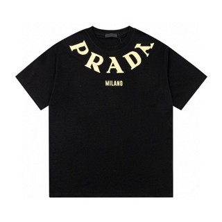 เสื้อยืดคอกลม แขนสั้น ผ้าฝ้ายแท้ พิมพ์ลาย PRADA ทรงหลวม หรูหรา แฟชั่นฤดูร้อน สําหรับผู้ชาย และผู้หญิง