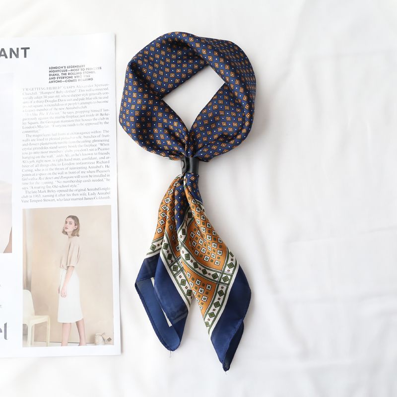 สวมชุดผู้ชายสไตล์แฟชั่นป้องกันคอผ้าพันคอผ้าไหมขนาดเล็กผ้าพันคอสี่เหลี่ยมขนาดเล็กผู้ชายร้อยผ้าพันคอผ้าพันคอผ้าพันคอหัวเข็มขัดหนัง