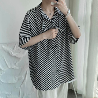 พร้อมเน็คไท M - 3XL เสื้อเชิ้ต ลายทาง เสื้อเชิ้ตผู้ชายแขนสั้นเกาหลี สีพื้น ใส่ได้ชายหญิง ริ้ว เสื้อโอเวอร์ไซส์ ผ้านุ่ม พร้อมส่ง
