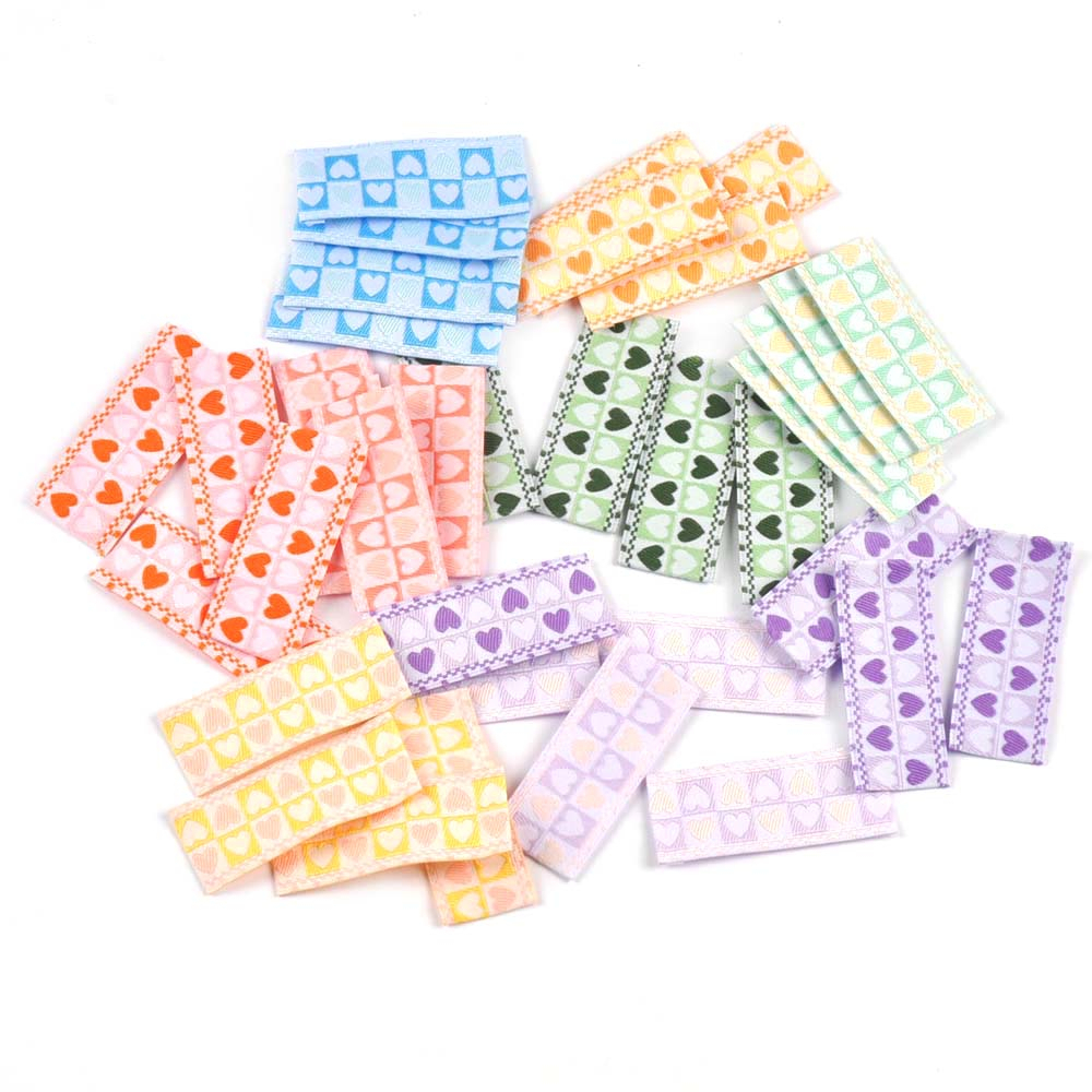 50 ชิ้น Mutli สีหัวใจป้ายเย็บปักถักร้อยสําหรับเย็บเสื้อผ้าอุปกรณ์เสริม DIY อุปกรณ์ล้างทําความสะอาดได้ Care กระเป๋าเสื้อผ้า Handmade แท็ก CP3531
