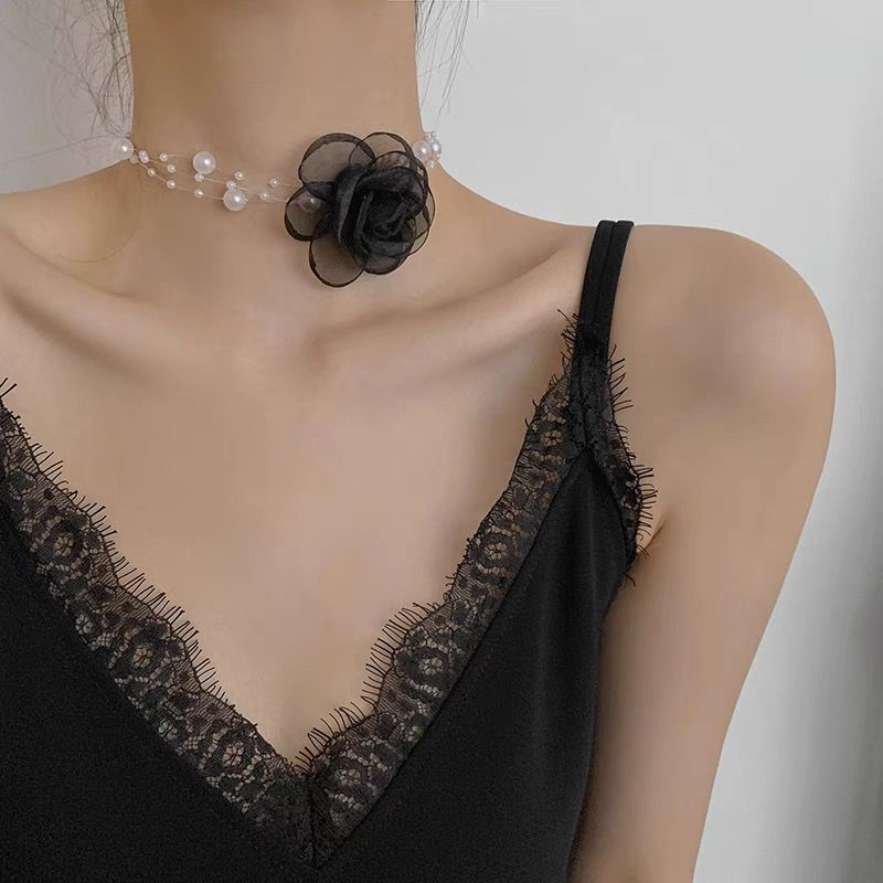 สร้อยคอโชคเกอร์ ประดับไข่มุก ลายดอกไม้ สีดํา และสีขาว แฟชั่นเกาหลี ให้เป็นของขวัญ สําหรับนักเรียนหญิง