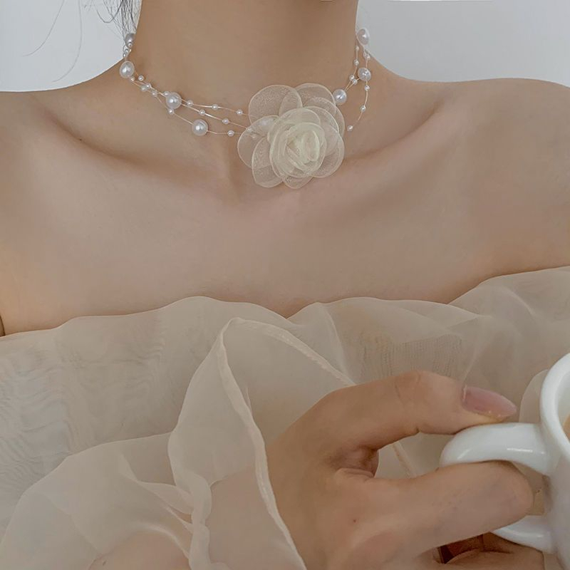 สร้อยคอโชคเกอร์ ประดับไข่มุก ลายดอกไม้ สีดํา และสีขาว แฟชั่นเกาหลี ให้เป็นของขวัญ สําหรับนักเรียนหญิง