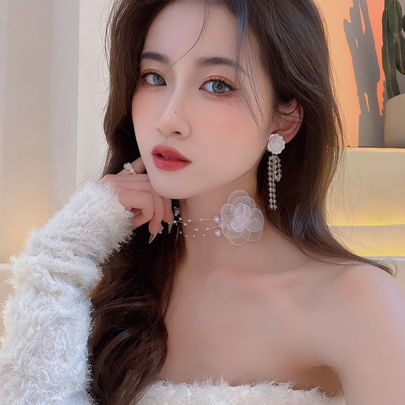 สร้อยคอโชคเกอร์ ประดับไข่มุก ลายดอกไม้ สีดํา และสีขาว แฟชั่นเกาหลี ให้เป็นของขวัญ สําหรับนักเรียนหญิง