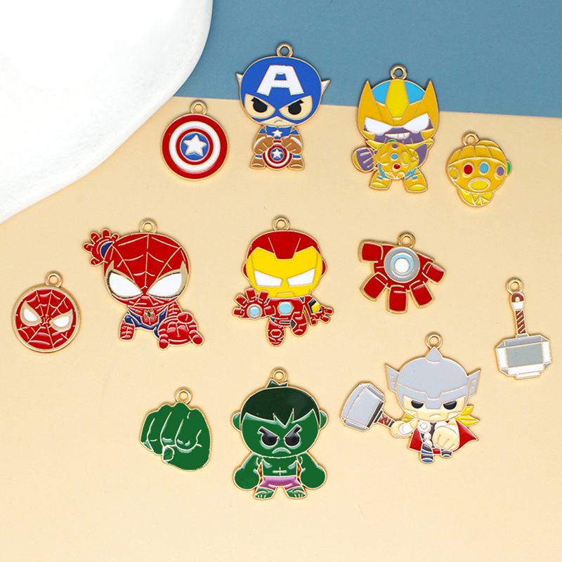2 ชิ้น/ล็อต Avengers Iron Man Spider-Man โลหะผสมเคลือบจี้ DIY เครื่องประดับอุปกรณ์เสริม Charms สําหรับผู้หญิง, Key Chain/ต่างหู/สร้อยคอจี้ Handmade DIY เครื่องประดับ 101