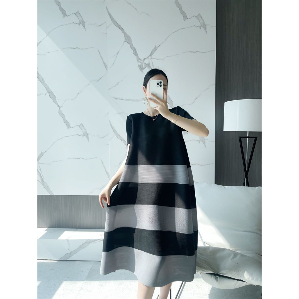 ฤดูร้อนสไตล์ใหม่ Issey Miyake จีบเรียบง่ายสีจับคู่คอกลมแขนสั้น Slimmer ดูหลวมอารมณ์กลางความยาวชุดเสื้อผ้าผู้หญิง
