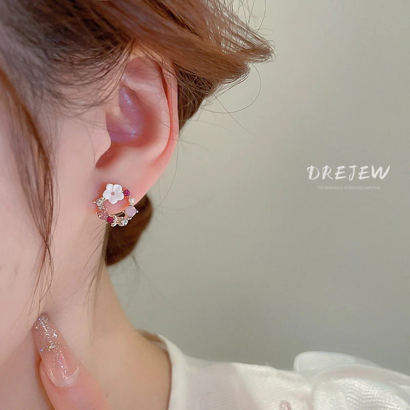 DREJEW ต่างหูเข็มเงิน รูปดอกไม้ ประดับมุกและเพชร thumbnail 4