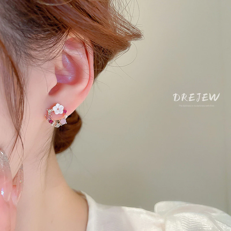 DREJEW ต่างหูเข็มเงิน รูปดอกไม้ ประดับมุกและเพชร thumbnail 6