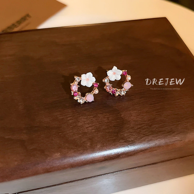 DREJEW ต่างหูเข็มเงิน รูปดอกไม้ ประดับมุกและเพชร thumbnail 7